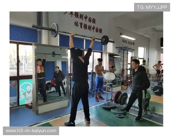 举重训练营定期举办公开技战术讲座服务家长与学员，举重队训练视频